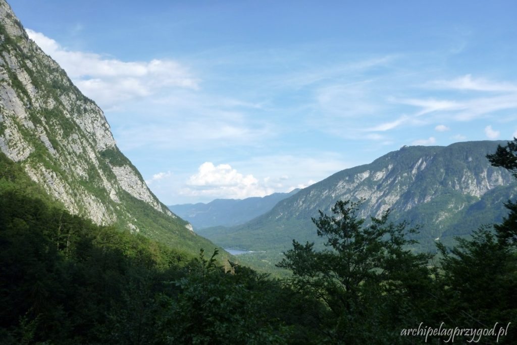 Widok na polodowcową dolinę w Alpach Julijskich, z pięknym Jeziorem Bohinj