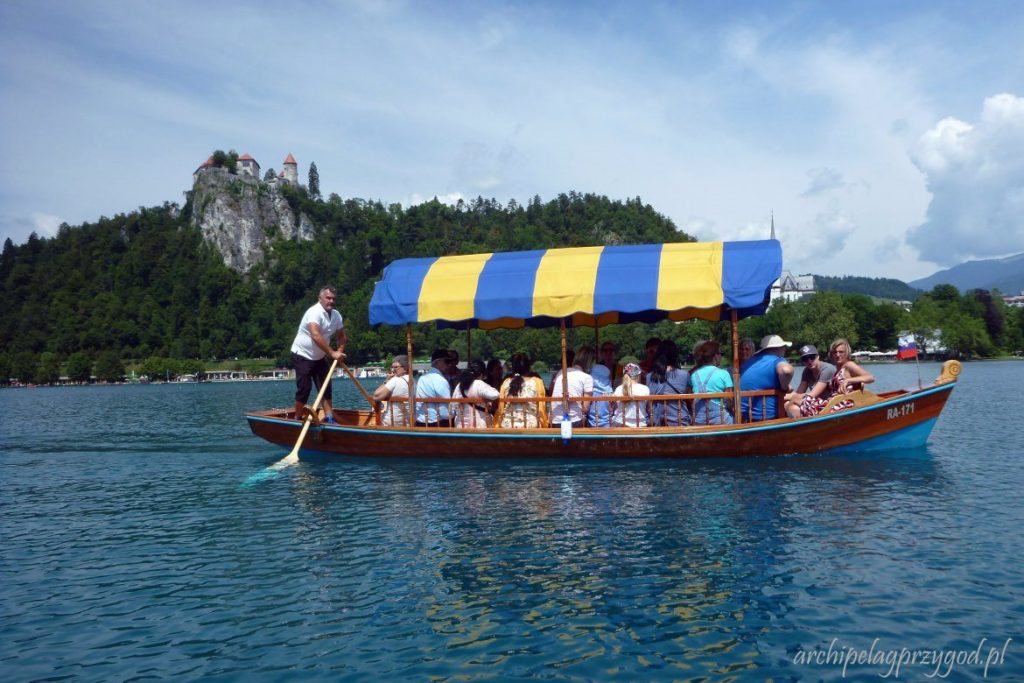 Atrakcje Jeziora Bled - Pletna - łódka, którą można się dostać na Blejski Otok 